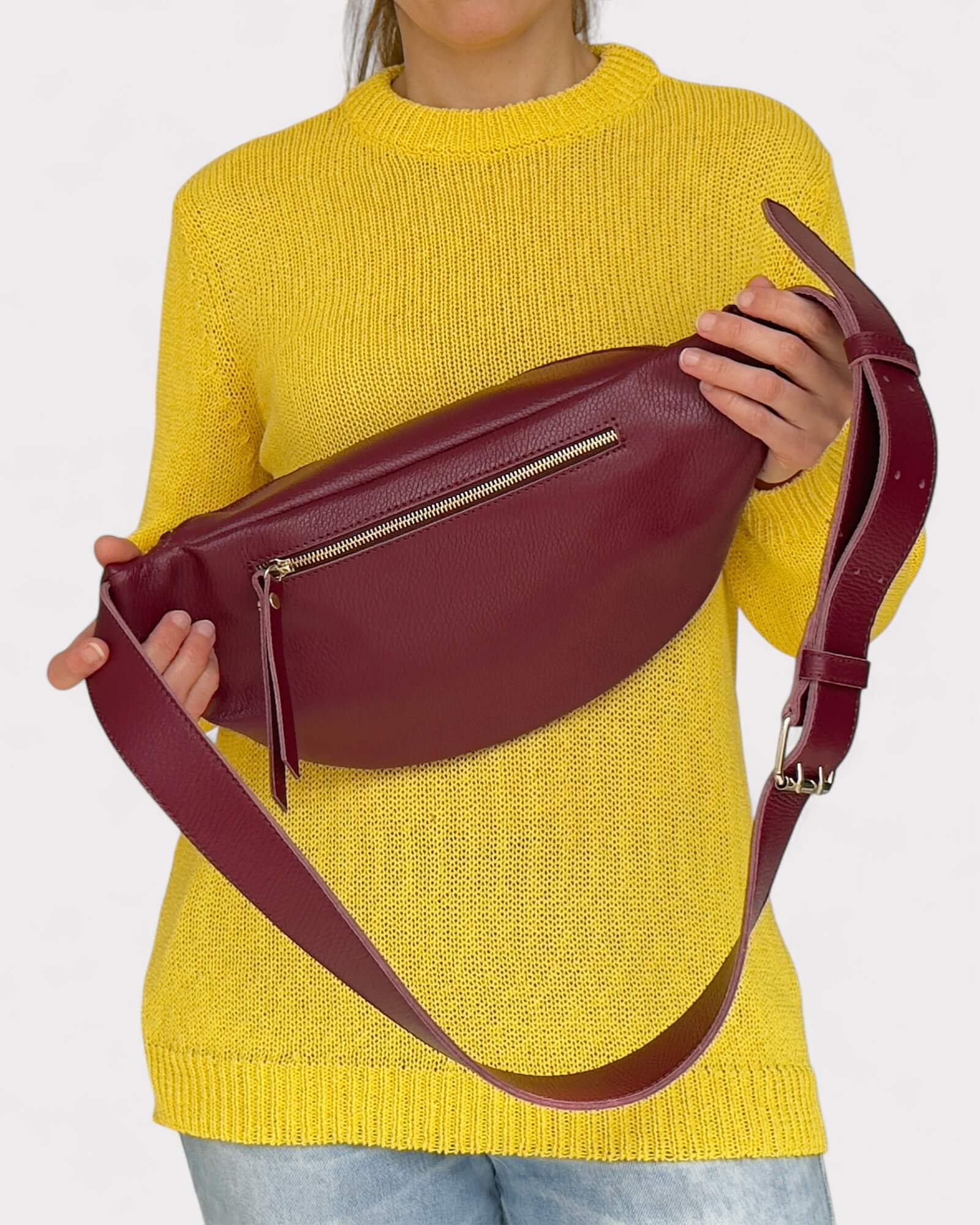 Mittelgroße Umhängetasche aus burgunderfarbenem Leder – Slouchy Crossbody-Gürteltasche