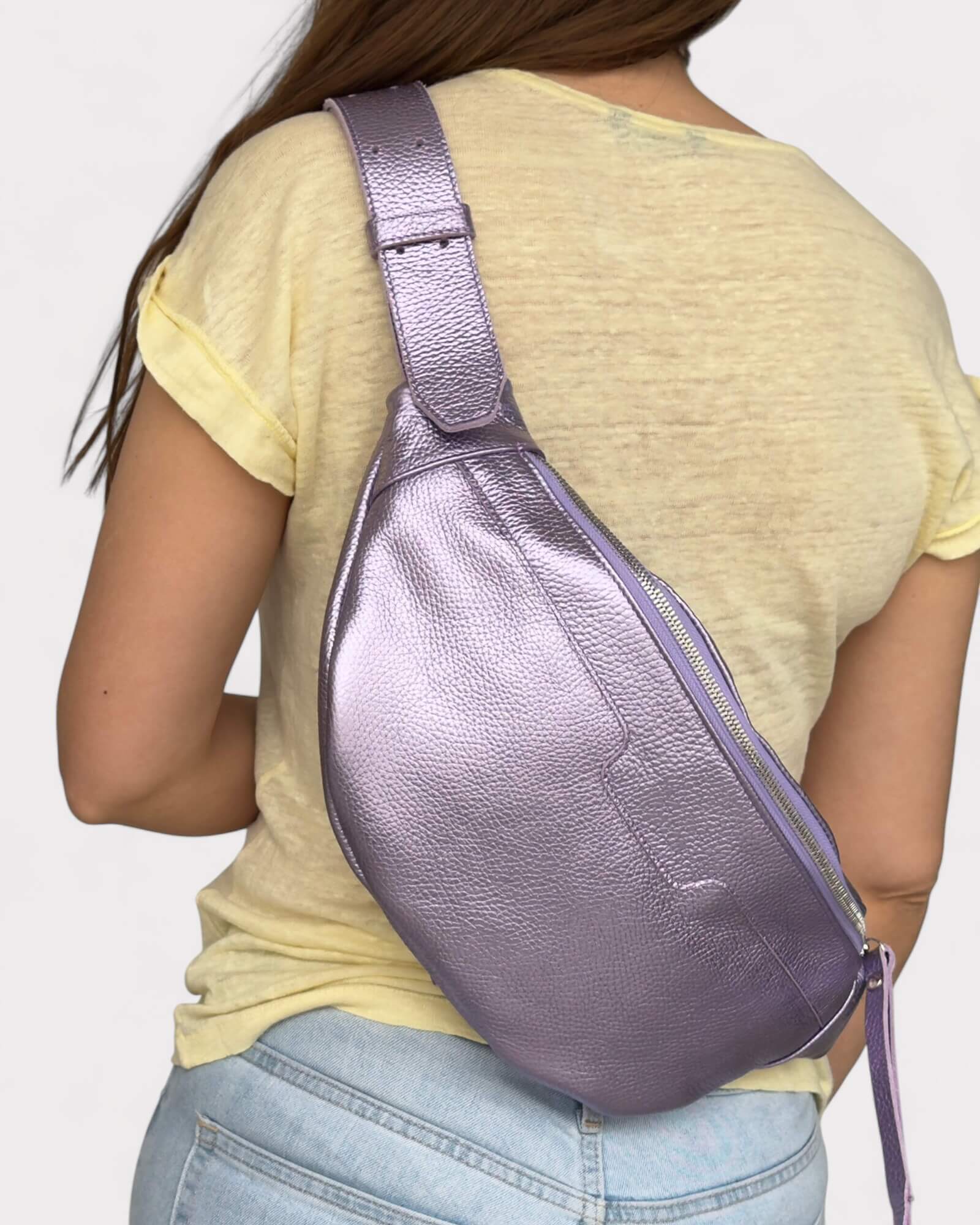 Sac bandoulière en cuir lilas métallisé - Sac banane souple