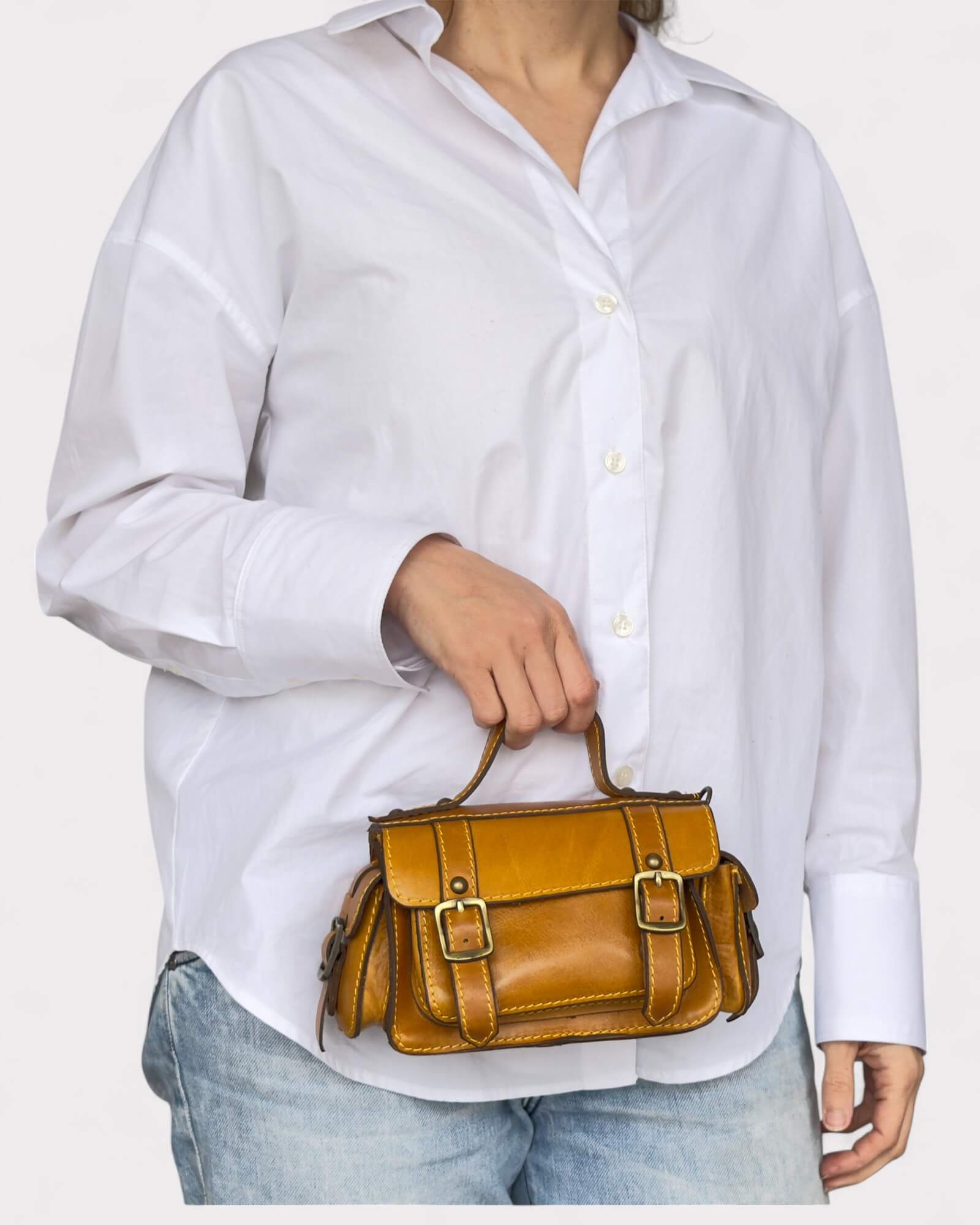 cuoio crossbody satchel crete a1 model holding it in hands