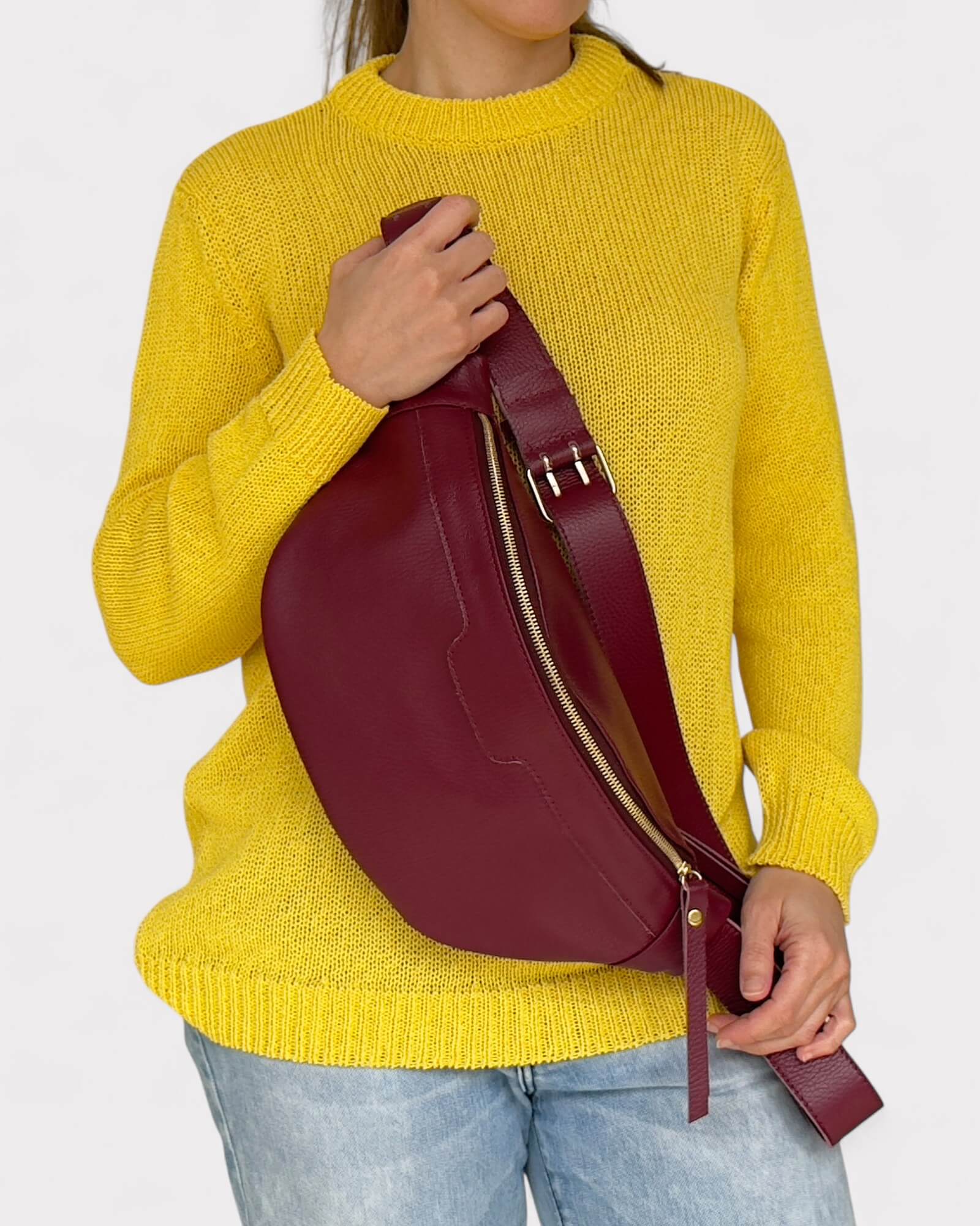 Mittelgroße Umhängetasche aus burgunderfarbenem Leder – Slouchy Crossbody-Gürteltasche