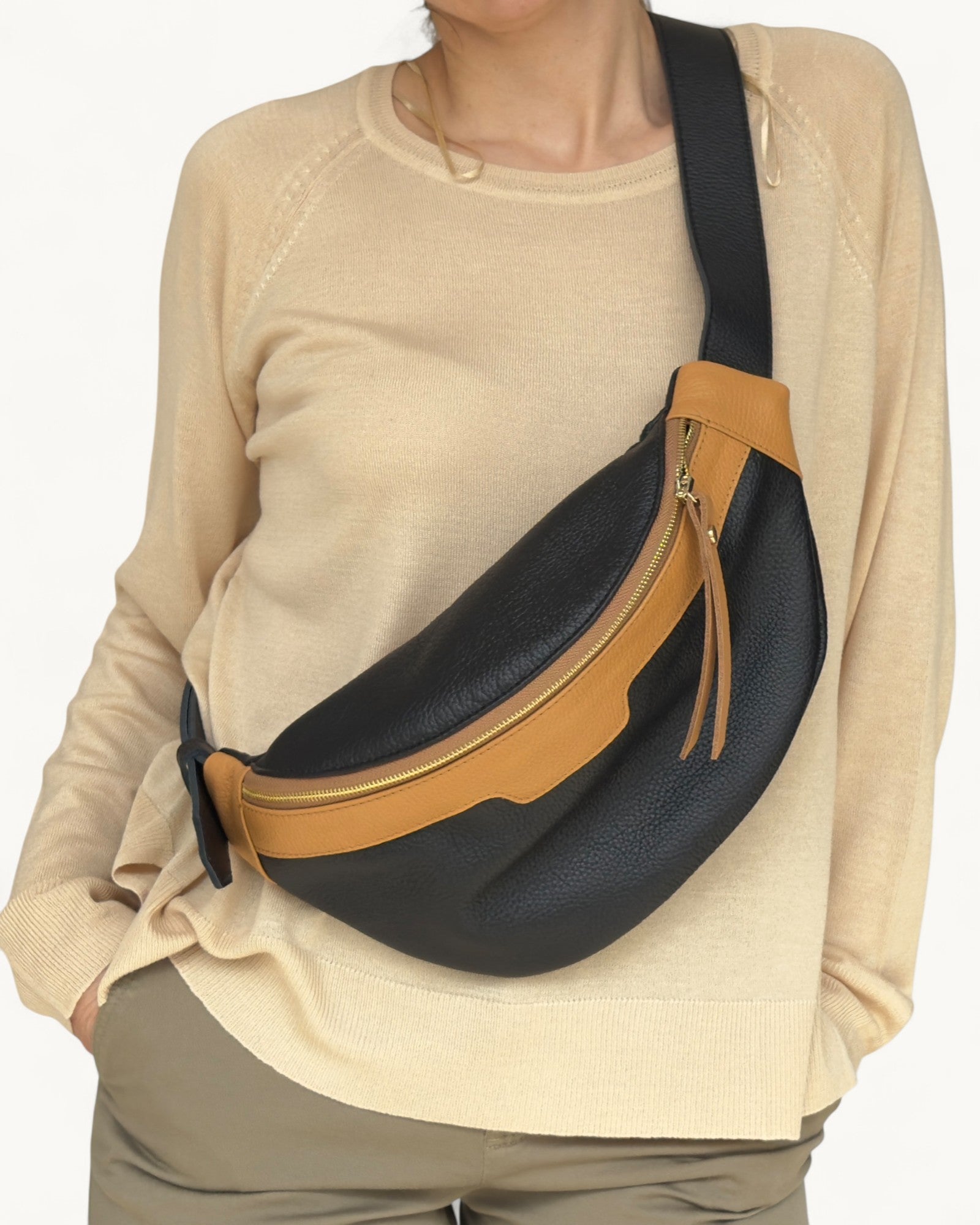 Sac bandoulière en cuir noir et beige - Sac banane souple