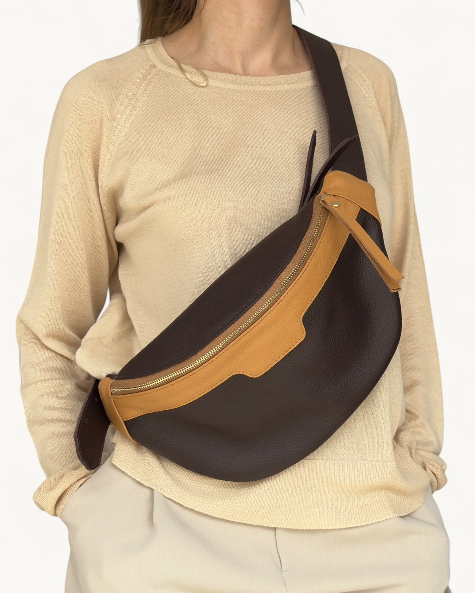 Sac bandoulière en cuir marron et beige - Sac banane souple