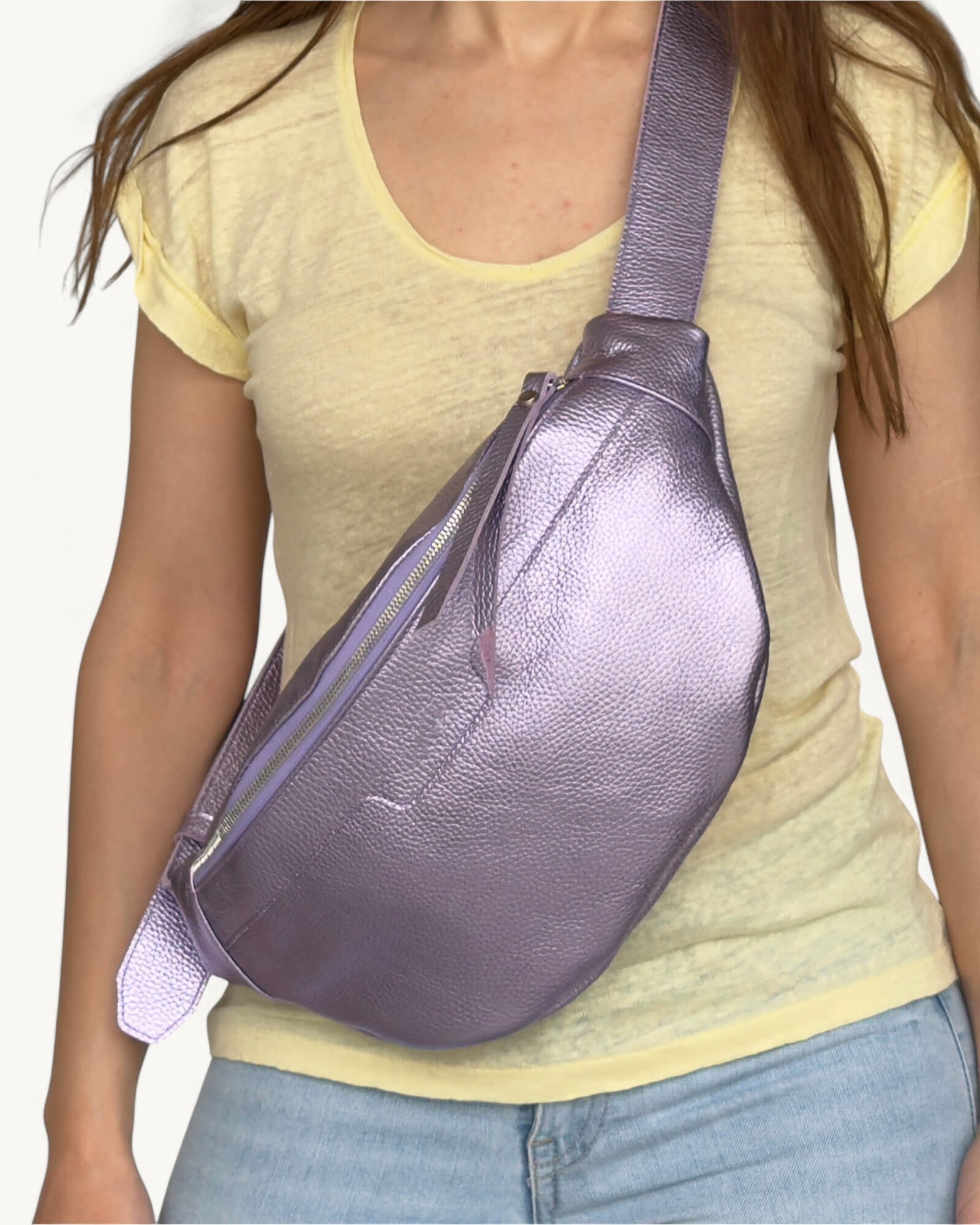Sac bandoulière en cuir lilas métallisé - Sac banane souple
