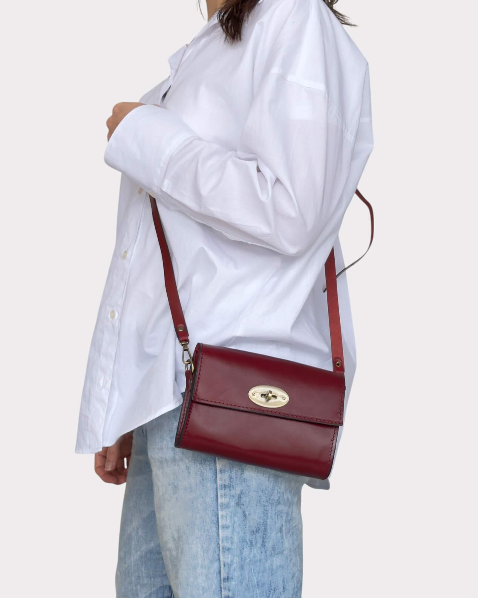 Mini-Umhängetasche aus burgunderrotem Leder – handgefertigte Handytasche