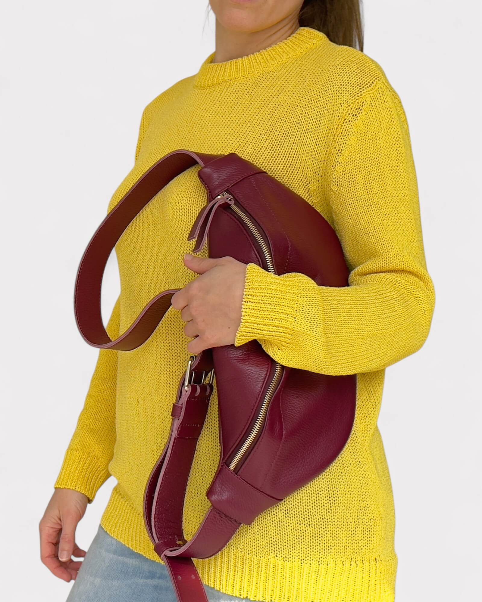 Mittelgroße Umhängetasche aus burgunderfarbenem Leder – Slouchy Crossbody-Gürteltasche