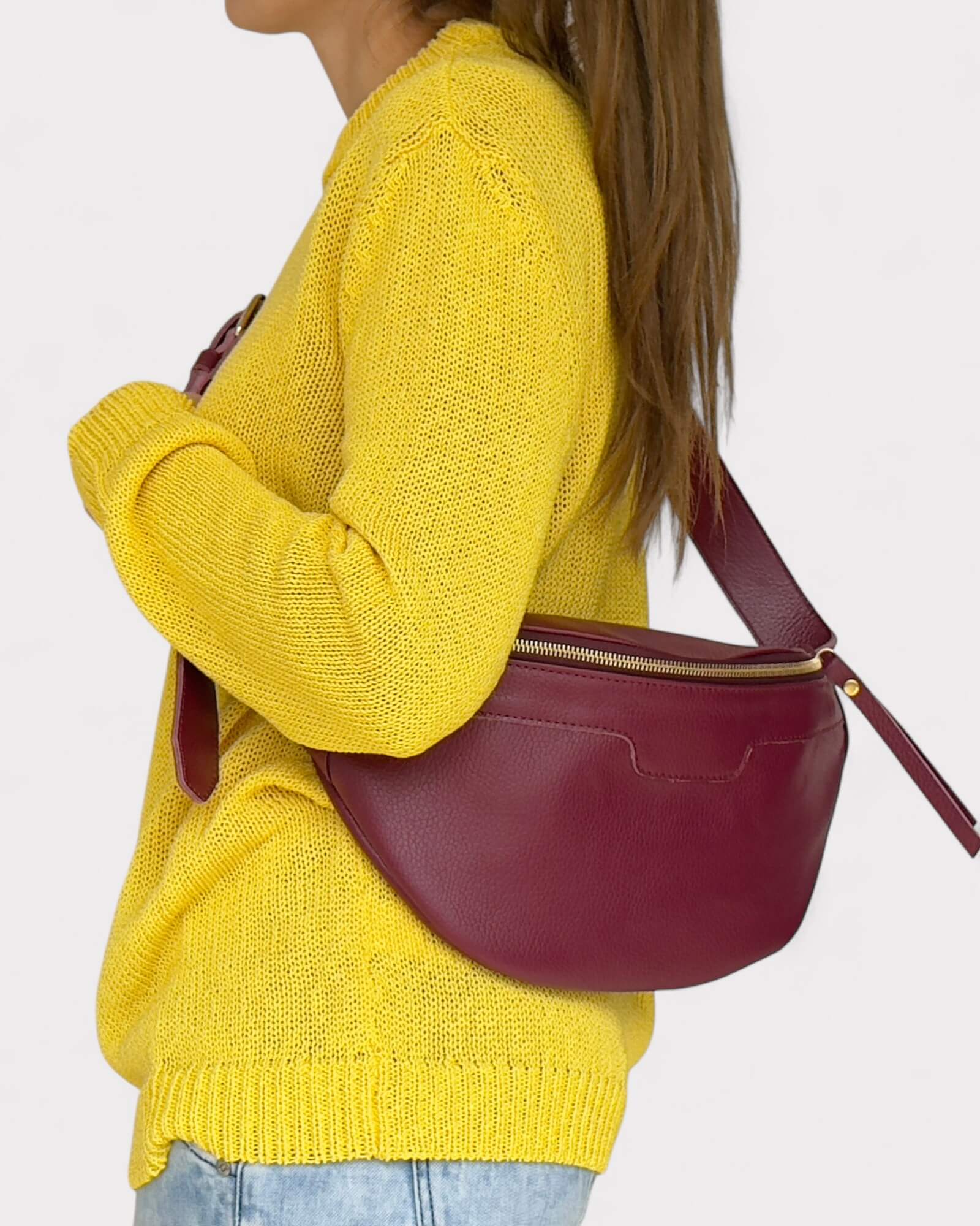 Mittelgroße Umhängetasche aus burgunderfarbenem Leder – Slouchy Crossbody-Gürteltasche