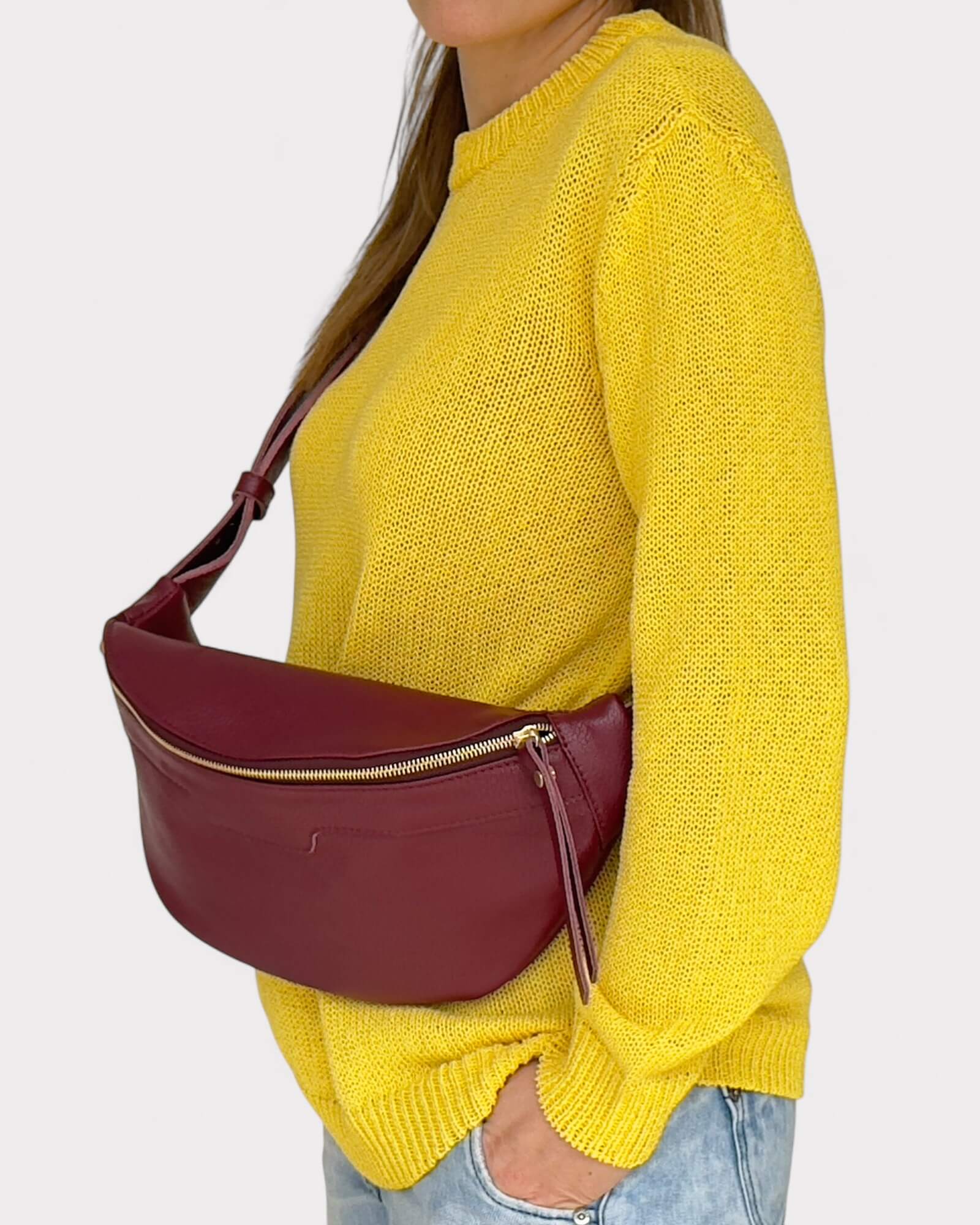 Mittelgroße Umhängetasche aus burgunderfarbenem Leder – Slouchy Crossbody-Gürteltasche