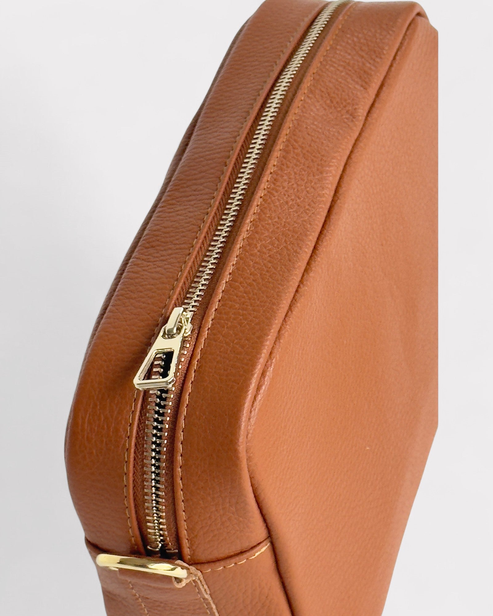 top zipper of tan camera bag