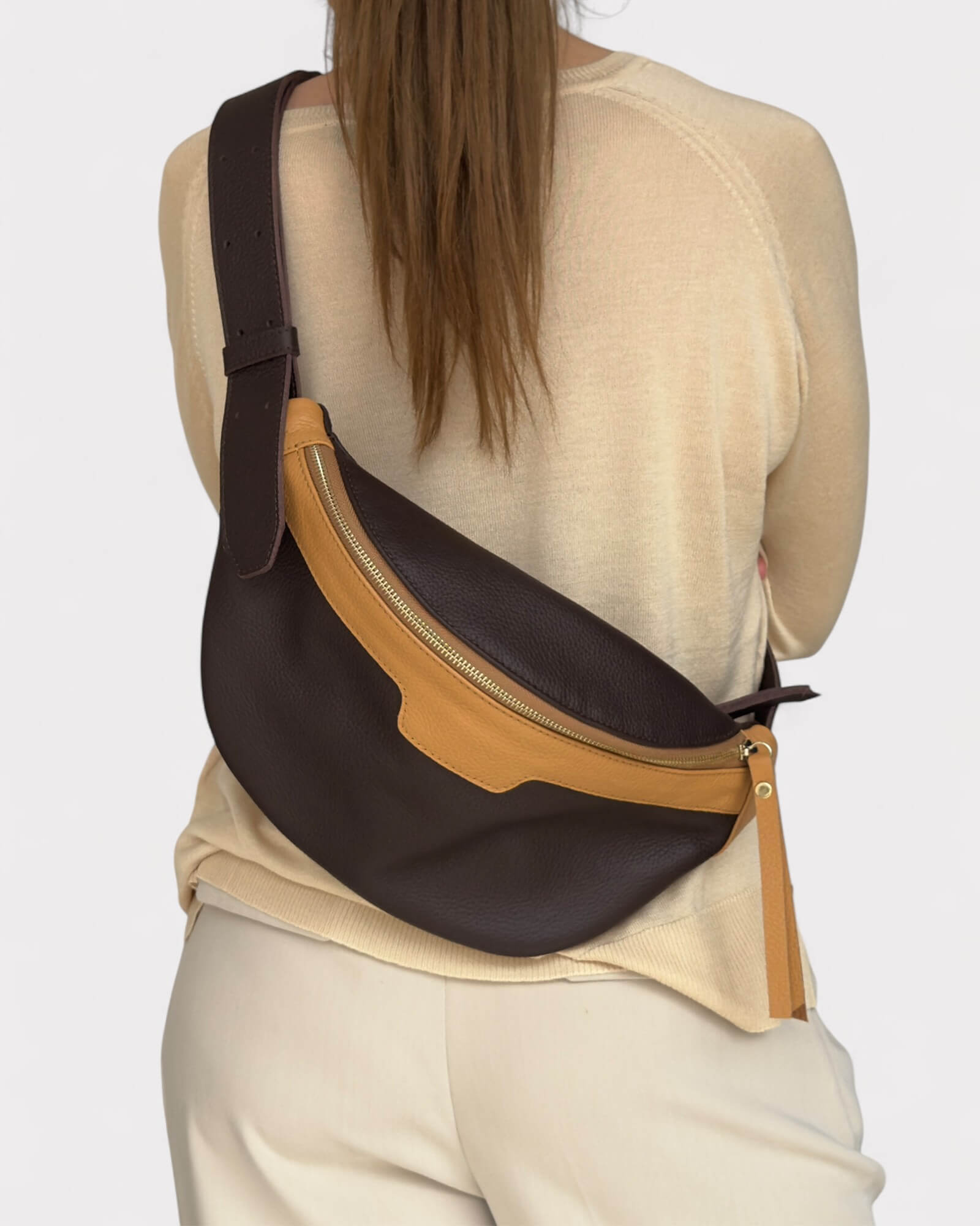 Sac bandoulière en cuir marron et beige - Sac banane souple