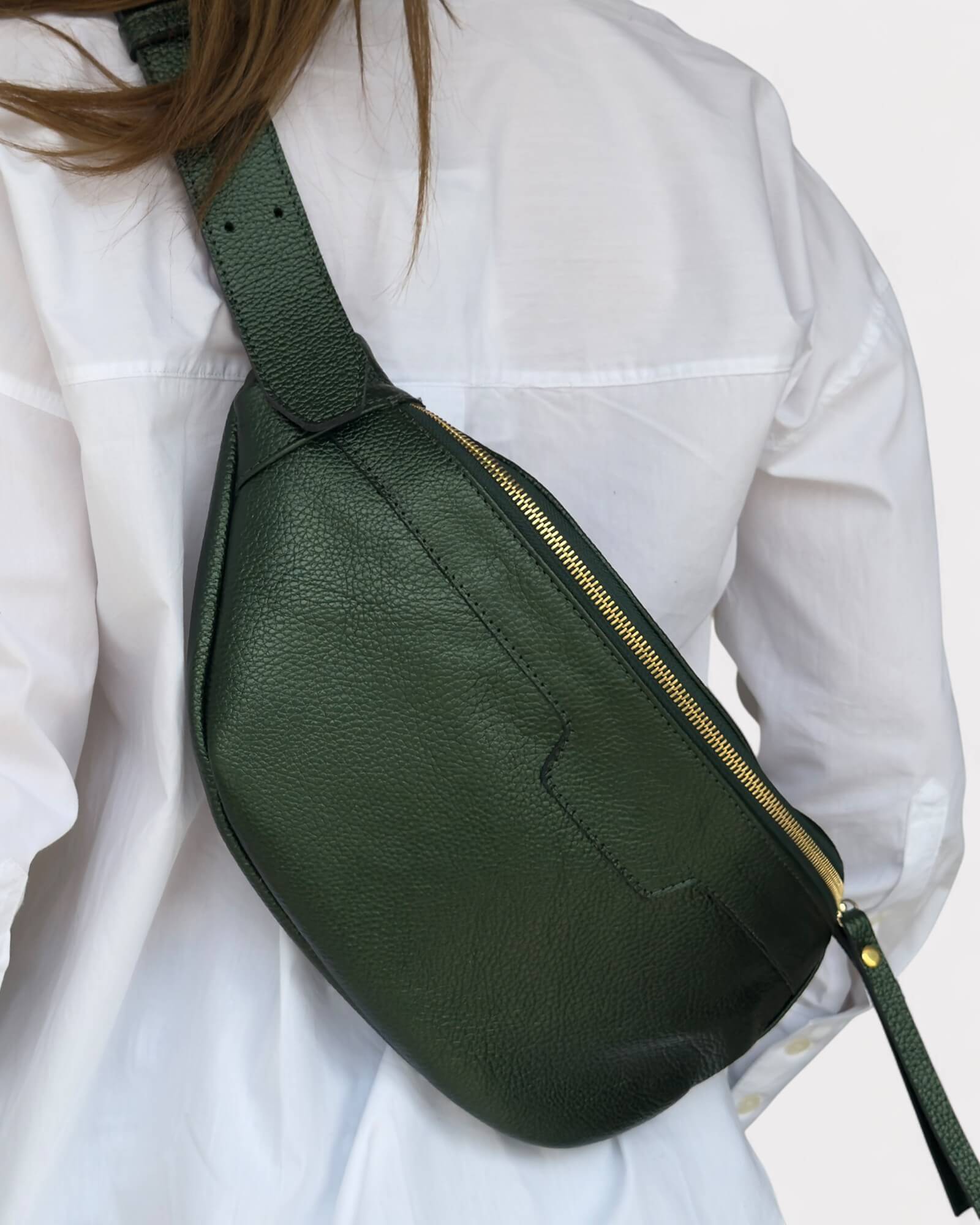 Sac bandoulière en cuir vert métallisé - Sac banane souple