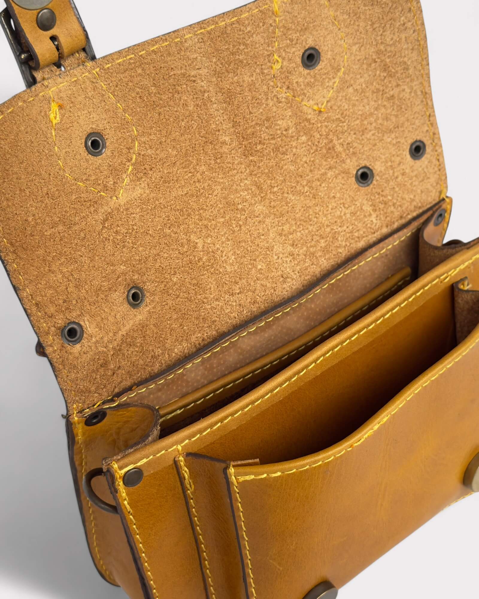 Mini-Umhängetasche aus hellbraunem Leder – handgefertigte Umhängetasche