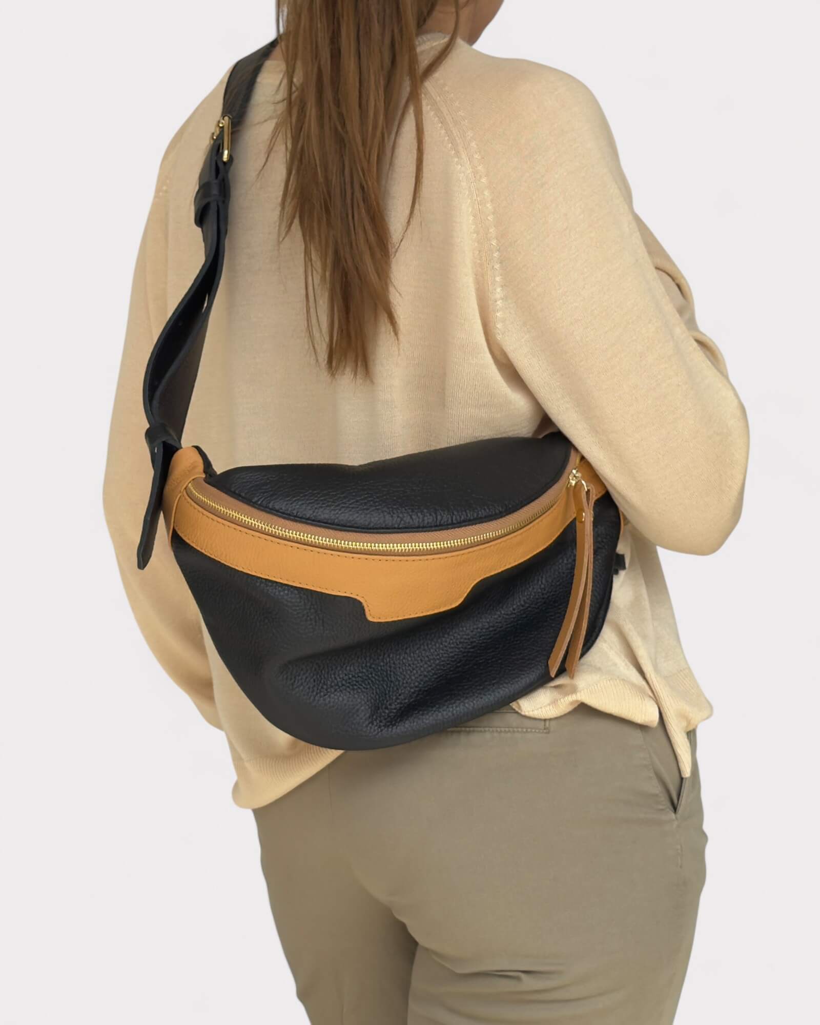 Sac bandoulière en cuir noir et beige - Sac banane souple
