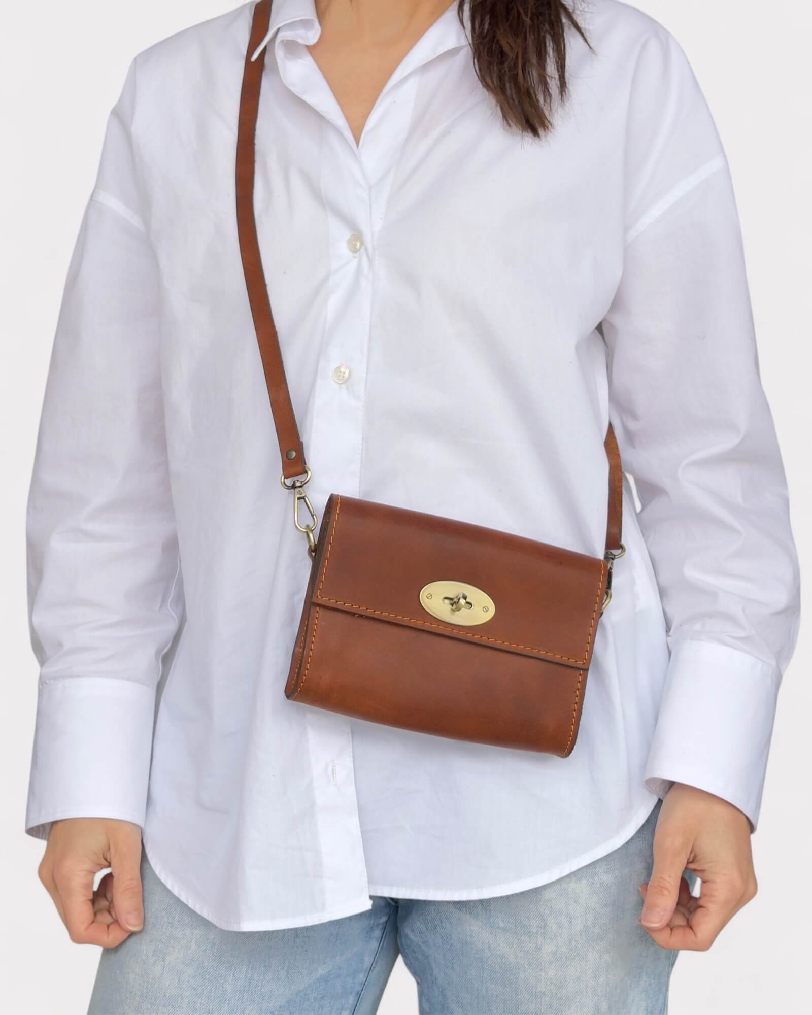 Mini-Umhängetasche aus braunem Leder – handgefertigte Handytasche