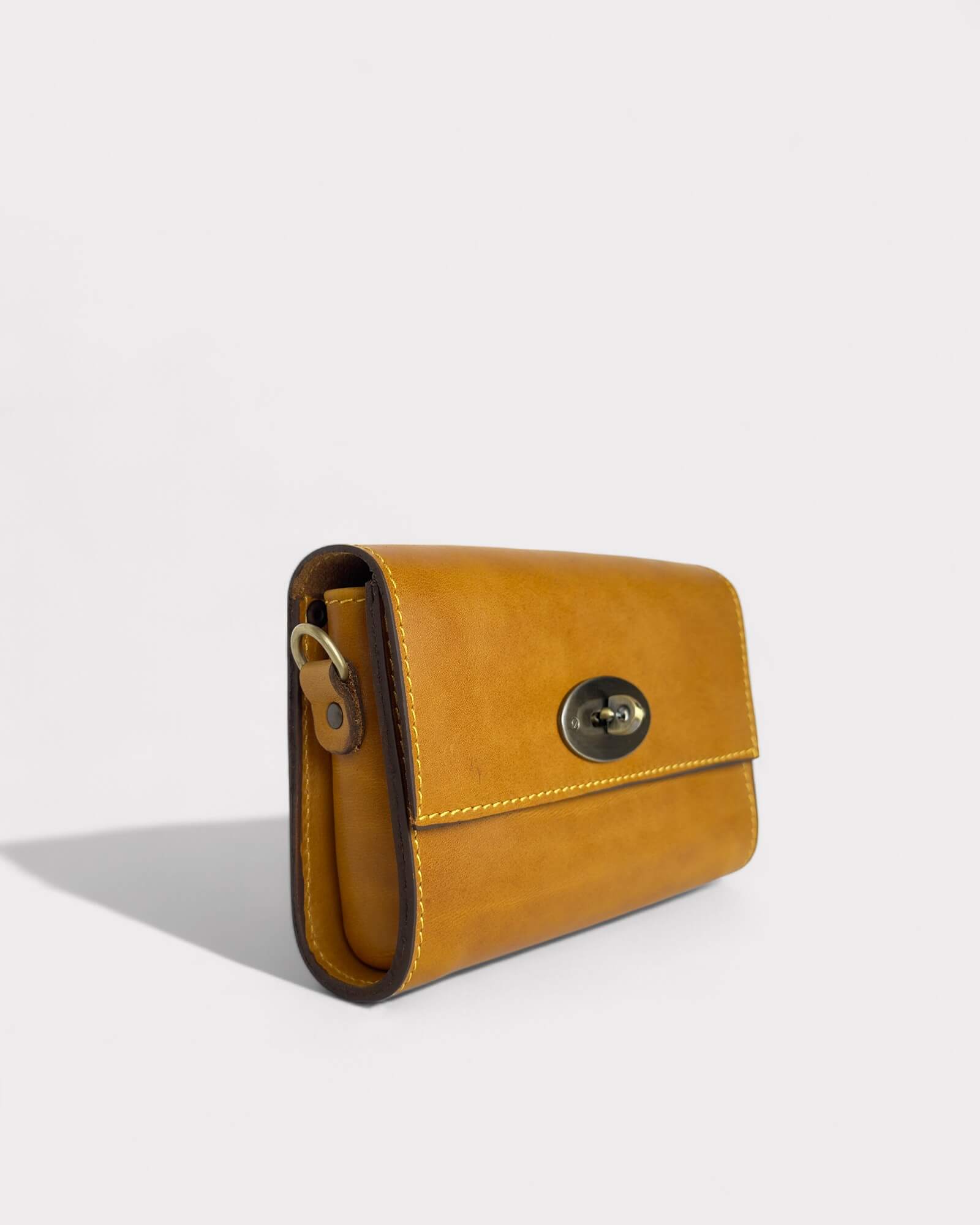 Mini pochette bandoulière en cuir beige – Porte-monnaie artisanal pour téléphone